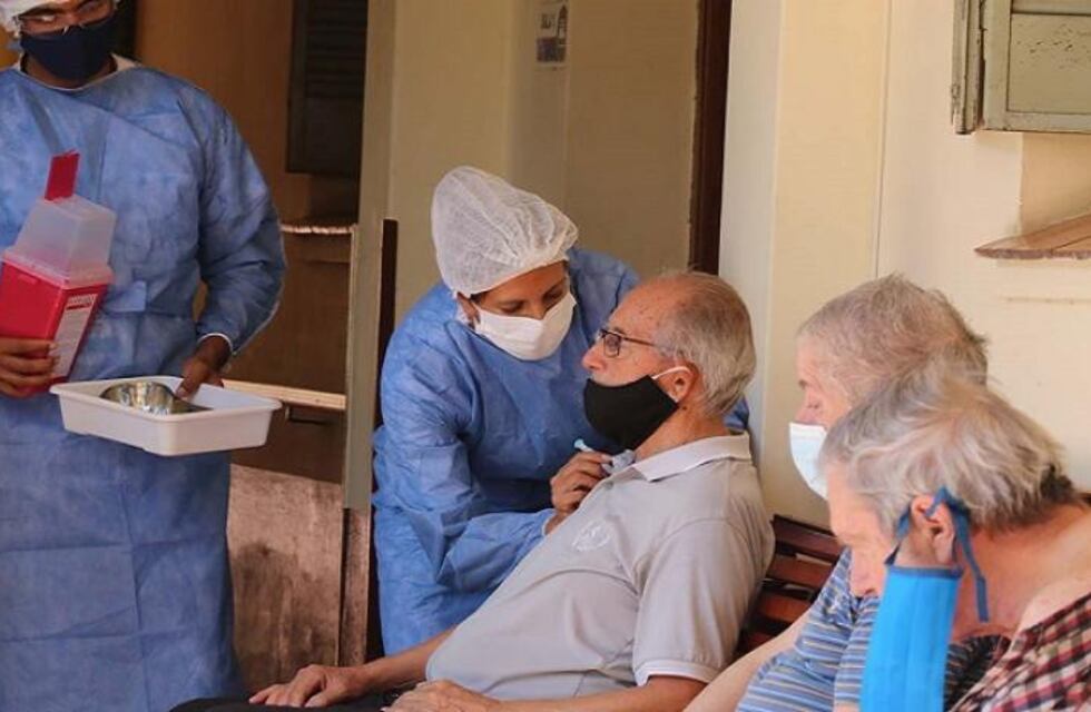 Coronavirus: vacunaron a trabajadores y residentes de geriátricos