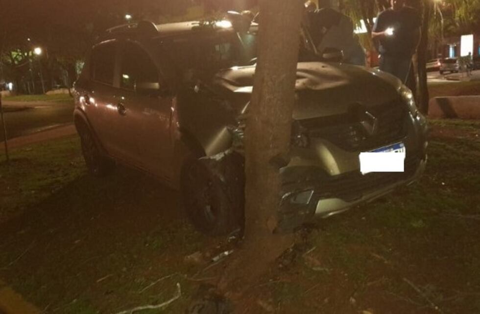 Posadas: una mujer terminó herida luego de chocar contra un árbol
