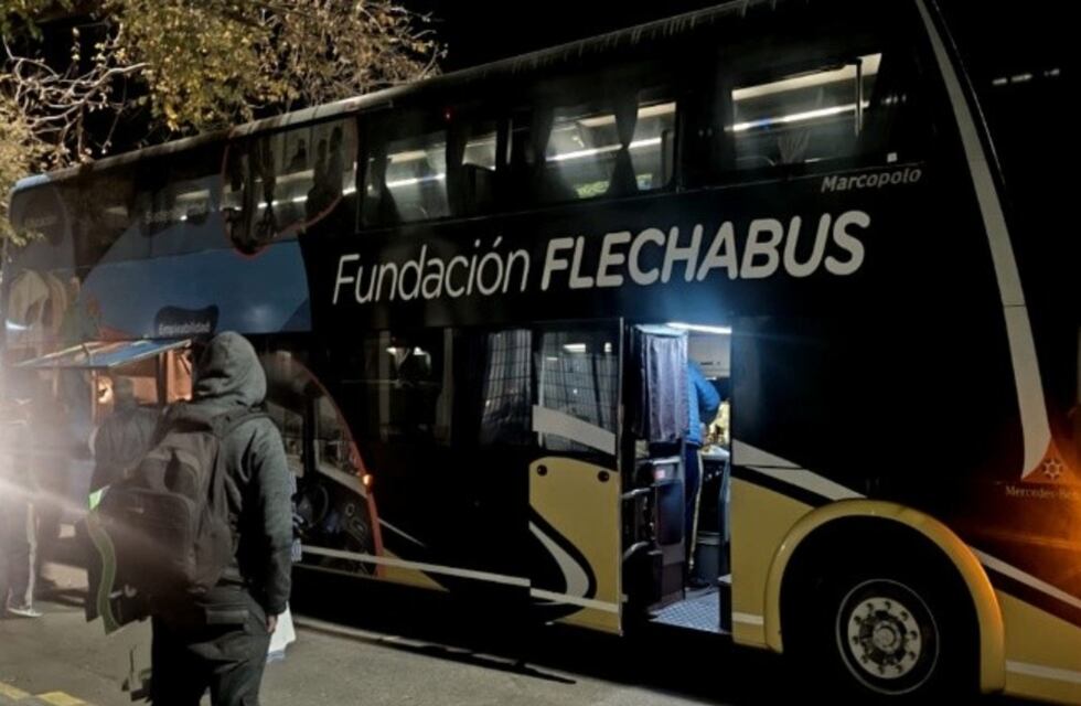Convirtieron un colectivo en refugio para ayudar a personas en situación de calle por la ola polar en Rosario