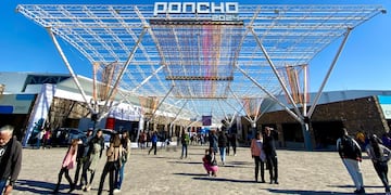 Ingreso al predio con un gran telar. Foto: Romina Musso