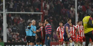 Lucas Bovaglio y todo Instituto se quieren "comer" al árbitro y a su asistente. Ocurrió algo insólito en Alta Córdoba (Facundo Luque).