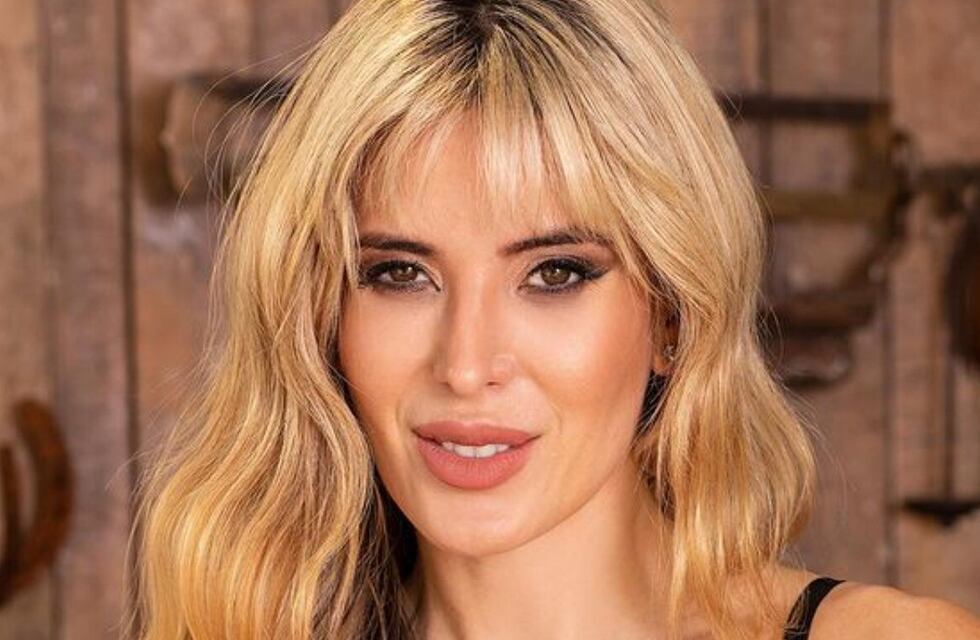 Jesica Cirio encontró la fórmula para hacerle frente a la ola de calor en microbikini naranja
