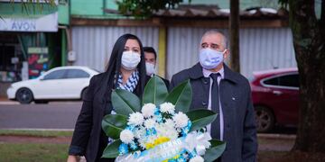 Ofrenda floral en la Plaza Manuel Belgrano.