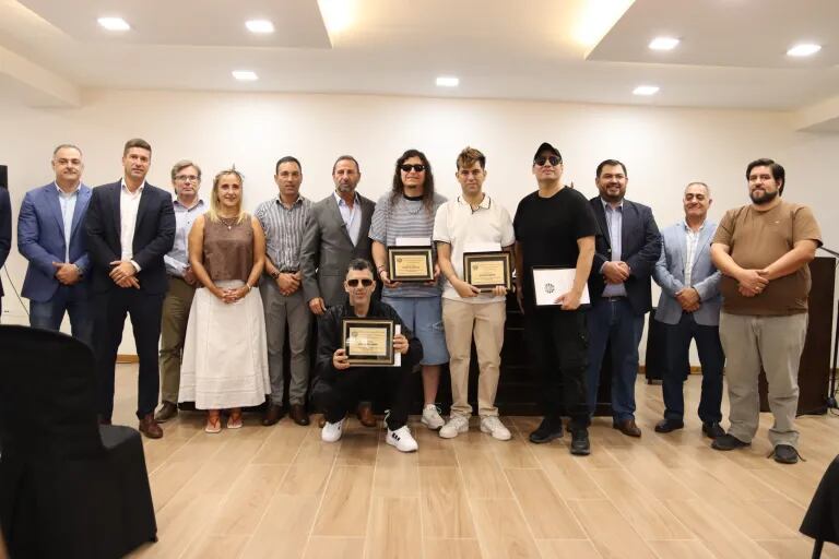 Juri entregó las distinciones, destacando el compromiso social de los artistas.