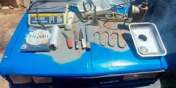 La Policía secuestró diversas herramientas utilizadas para la faena en Córdoba.