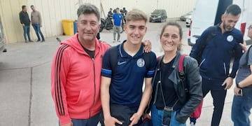 Francisco Perruzzi, con su papá Marcelo y su mamá Inés, cuando San Lorenzo jugó contra Godoy Cruz en el Malvinas Argentinas.