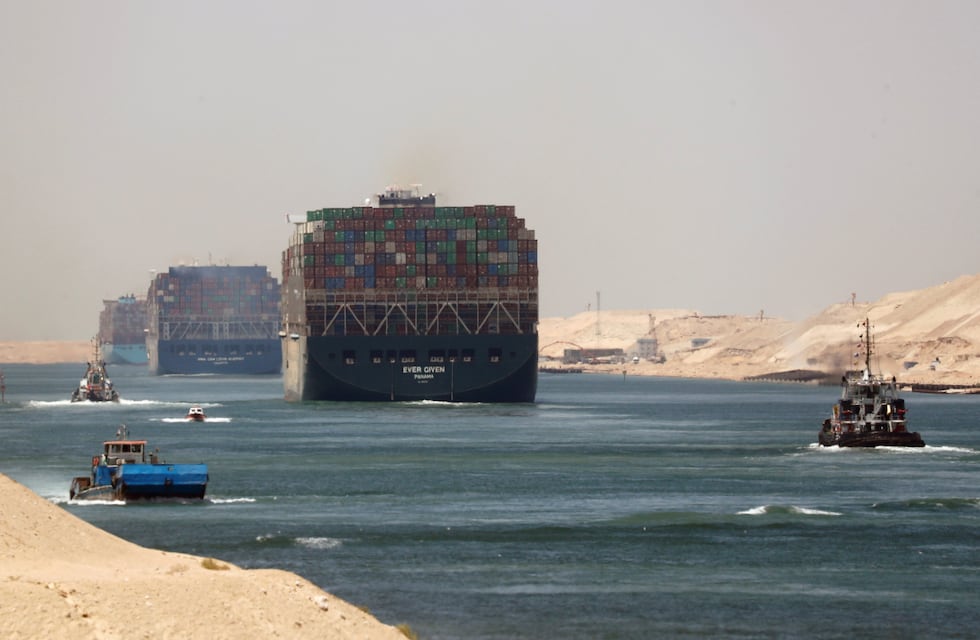 El Ever Given volvió a navegar tras estar retenido casi cuatro meses en el canal de Suez