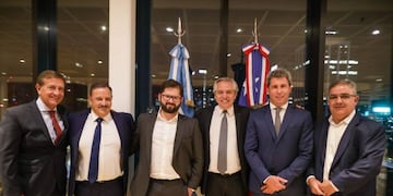 El presidente de Chile, Gabriel Boric; junto al presidente de Argentina, Alberto Fernández; y gobernadores de provincias como Rodolfo Suárez, Raúl Jalil, Ricardo Quintela y Sergio Uñac. Prensa Gobierno