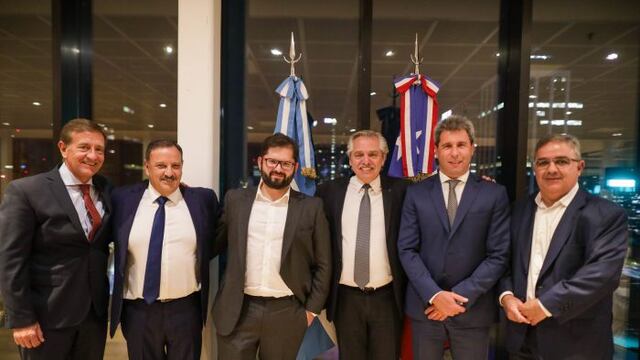 El presidente de Chile, Gabriel Boric; junto al presidente de Argentina, Alberto Fernández; y gobernadores de provincias como Rodolfo Suárez, Raúl Jalil, Ricardo Quintela y Sergio Uñac. Prensa Gobierno