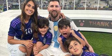 Messi junto a Antonela Roccuzzo y sus tres hijos. (Foto: @antonelaroccuzzo)