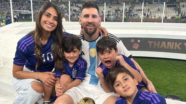 Messi junto a Antonela Roccuzzo y sus tres hijos. (Foto: @antonelaroccuzzo)