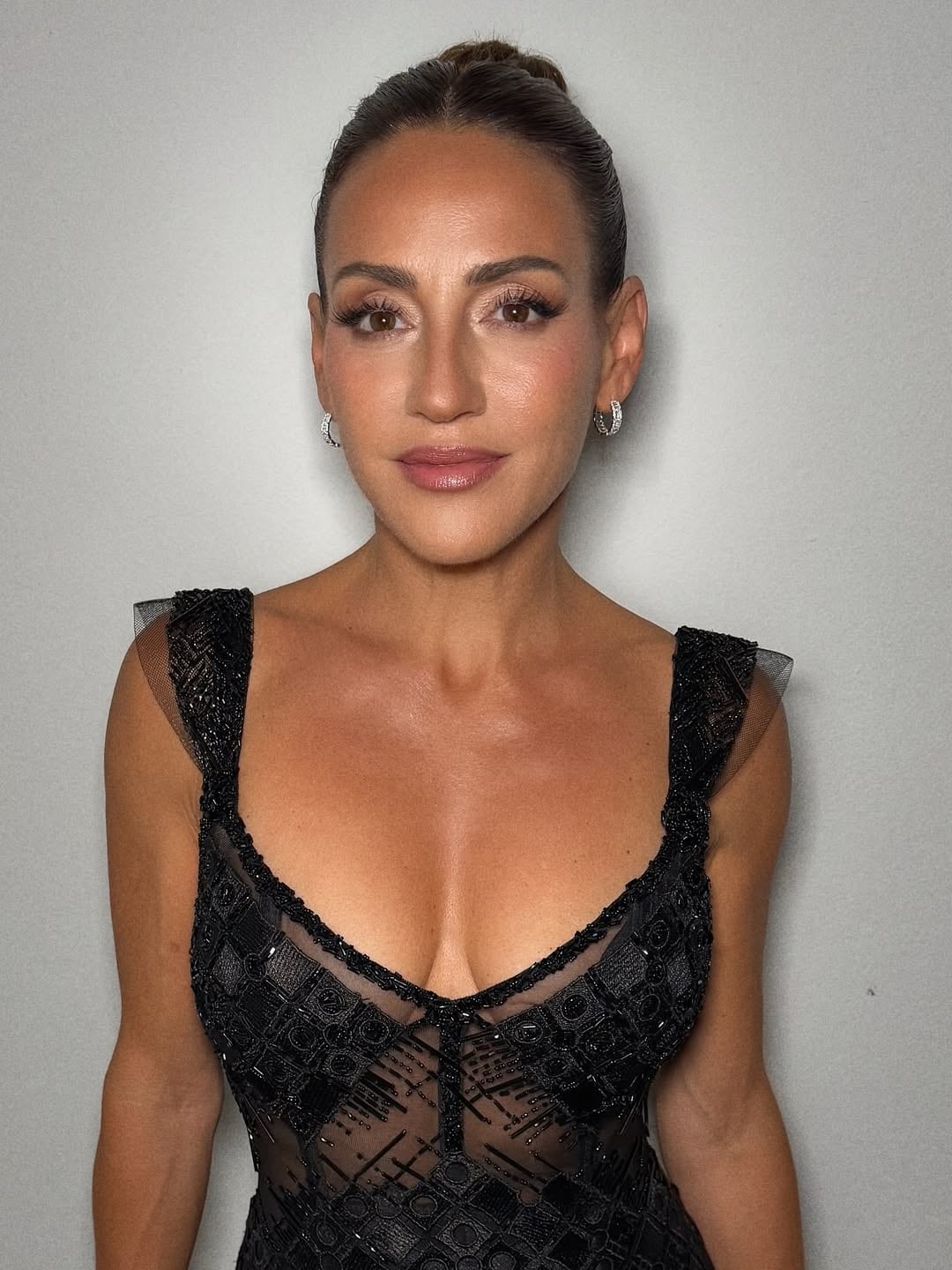 Semitransparente y encaje: Eleonora Wexler alucinó a sus fans con un look total black y dio cátedra de estilo