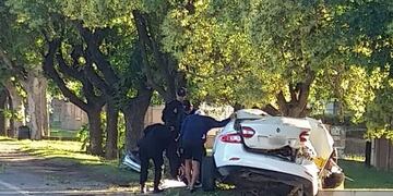 Trágico accidente en Pérez: se incrustó en un árbol tras perder el control de su auto (Pérez Informa)