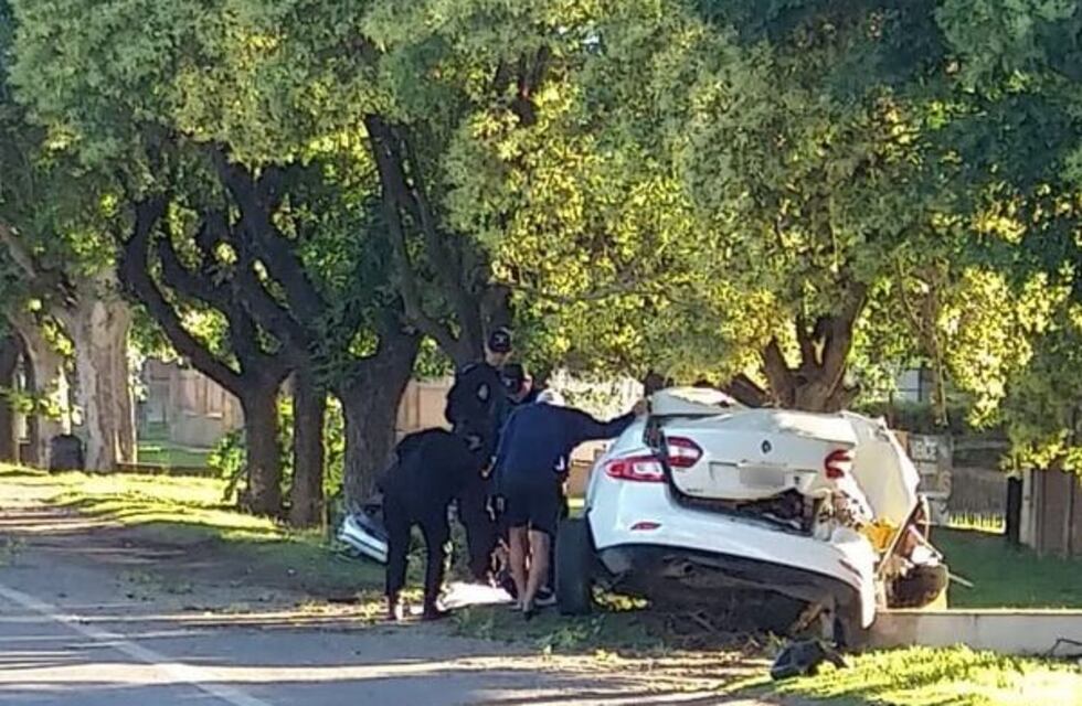 Trágico accidente en Pérez: se incrustó en un árbol tras perder el control de su auto