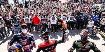Redding escoltado por Razgatlioglu y Rea en El Villicum. (@worldsbk)