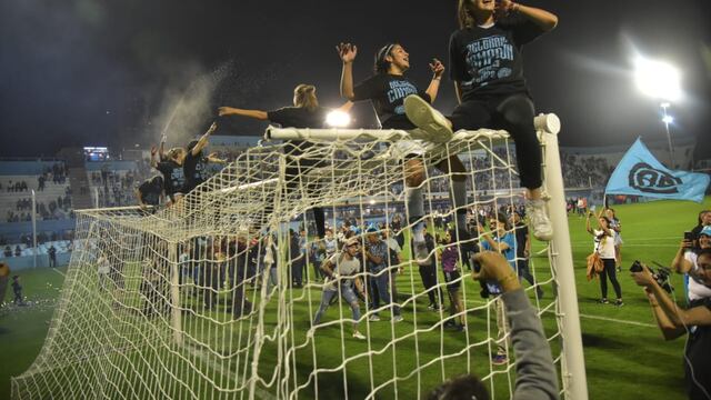 Festejos del equipo femenino de Belgrano que se coronó campeón en el fútbol de la AFA. (Facundo Luque)