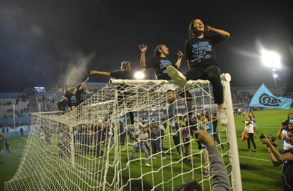 En fotos, el carnaval en Alberdi por el ascenso del equipo femenino de Belgrano