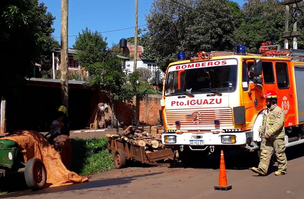 Puerto Iguazú: esta mañana volcó un tractor