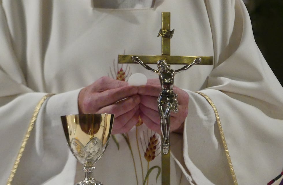 Renunció el cura que habría tenido un amorío con una mujer casada