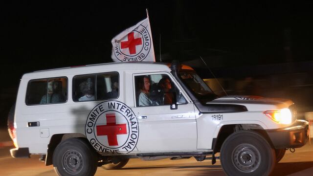 En ambulancias transportaron a los rehenes dentro de Israel. Foto: Reuters