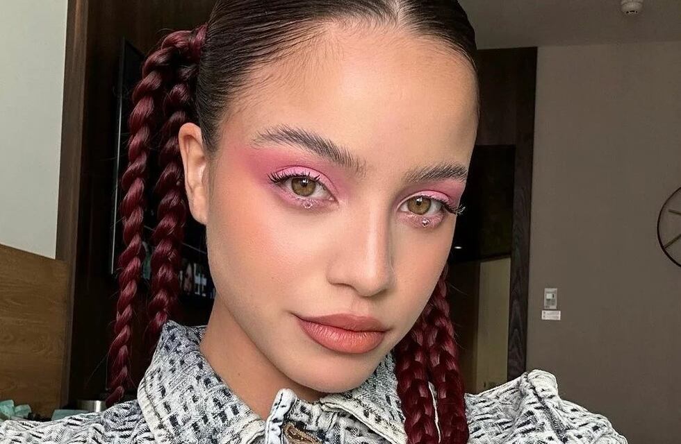 El atrevido look de Emilia Mernes para promocionar su nuevo tema: rojo pasión y tanga a la vista