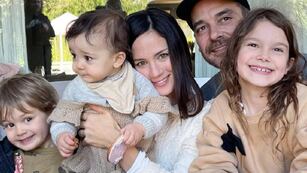 Paula Chaves y Pedro Alfonso con sus tres hijos, Olivia, Baltazar y Filipa.