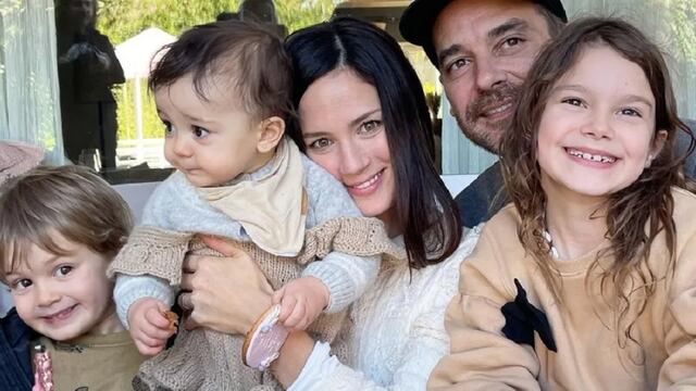Paula Chaves y Pedro Alfonso con sus tres hijos, Olivia, Baltazar y Filipa.