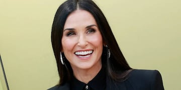 Demi Moore deslumbra a sus 61 años con un impactante vestido perfecto para una fiesta de noche.