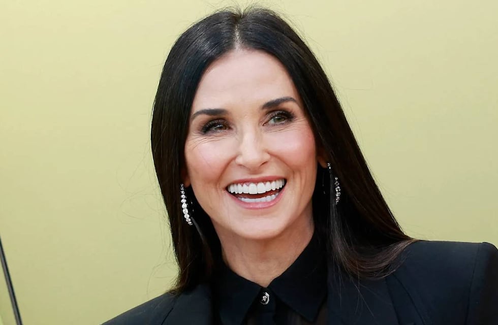Demi Moore deslumbra a sus 61 años con un impactante vestido perfecto para una fiesta de noche