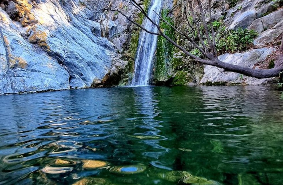 Una cascada de agua cristalina en Córdoba a la que se puede llegar por sólo $1.100