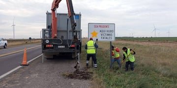 Señalizan el cruce de rutas donde murieron en un accidente una mujer y su nieto