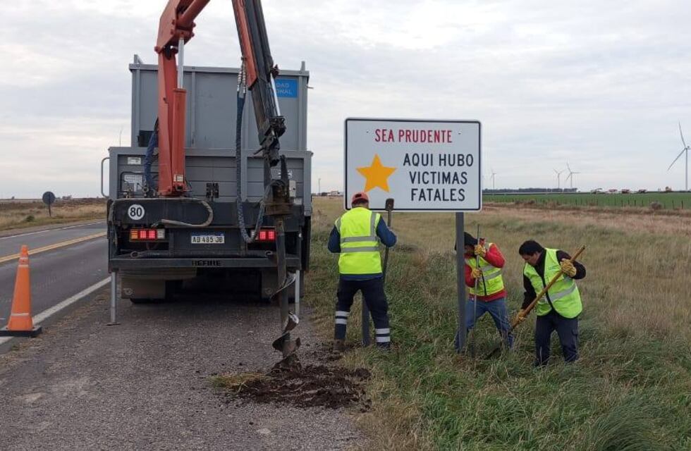 Señalizan el cruce de rutas donde murieron en un accidente una mujer y su nieto