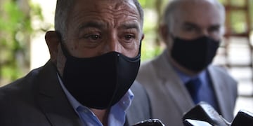 Luis Juez y Ernesto Martínez, al momento de presentar la denuncia en Tribunales Federales, en febrero de 2021.