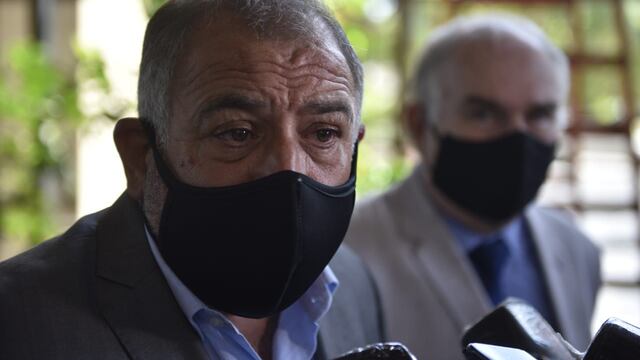 Luis Juez y Ernesto Martínez, al momento de presentar la denuncia en Tribunales Federales, en febrero de 2021.