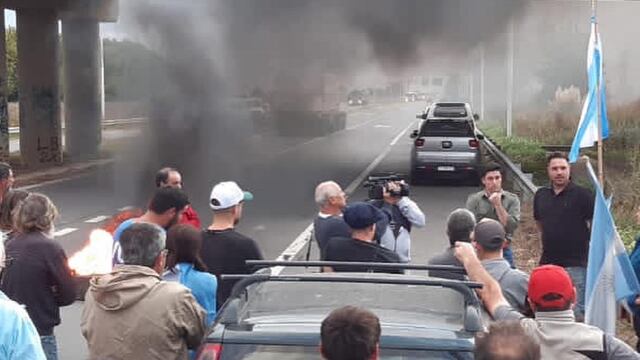 Vecinos y productores de Zavalla y Pujato también se manifestaron en el cruce de rutas 92 y 178