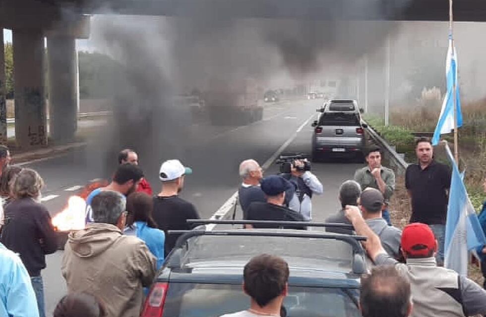 Vecinos y productores de Zavalla y Pujato se manifestaron contra el gobierno