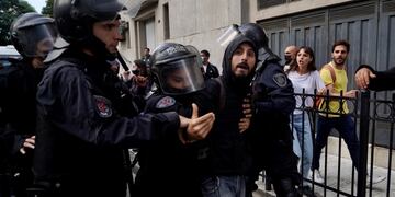 Durante la jornada de este lunes se vivieron momentos de mucha tensión en las inmediaciones del edificio del INCAA. Foto: Clarín.