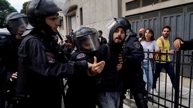 Durante la jornada de este lunes se vivieron momentos de mucha tensión en las inmediaciones del edificio del INCAA. Foto: Clarín.