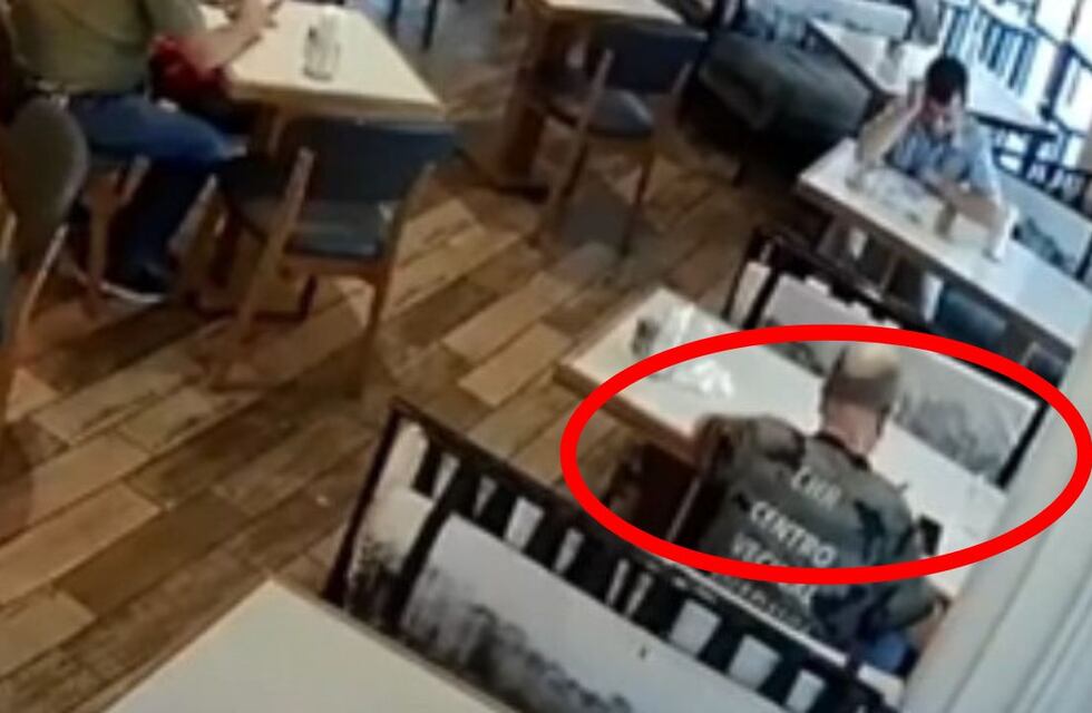 Una moza en Córdoba denunció en las redes sociales a un cliente por maltrato: “Me escribió p%ta en los billetes”