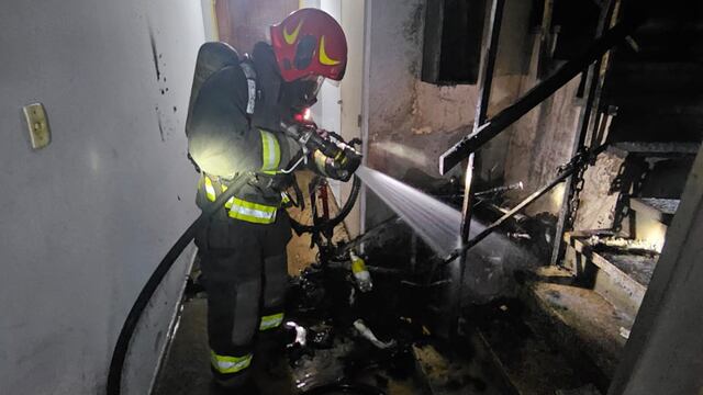 El sujeto empezó un incendio en el hall del edificio en Lima al 445.