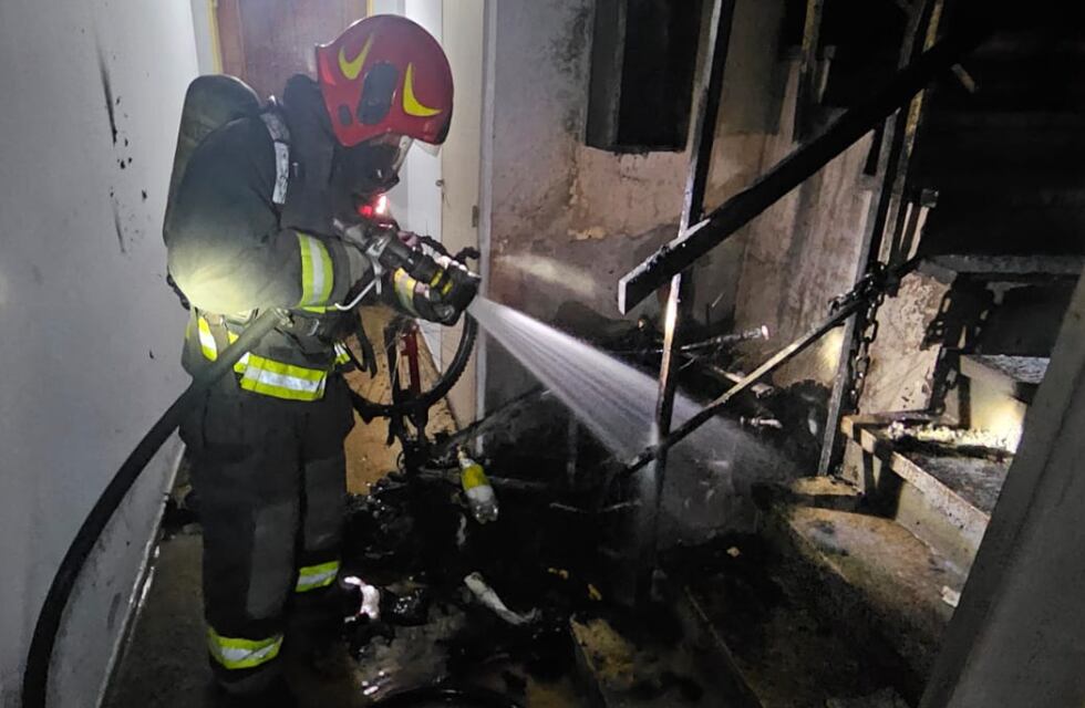 Córdoba: llegó drogado y borracho, peleó con su compañero de departamento e inició un incendio