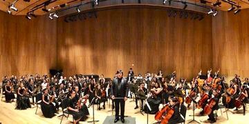 El maestro Sergio Jurado y músicos integrantes del Sistema de Orquestas Juveniles de Jujuy, en una presentación en Nueva York.
