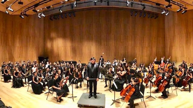 El maestro Sergio Jurado y músicos integrantes del Sistema de Orquestas Juveniles de Jujuy, en una presentación en Nueva York.