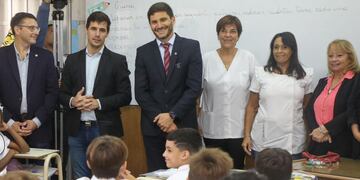 El gobernador Maximiliano Pullaro estuvo en la Escuela Pizzurno