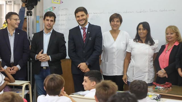 El gobernador Maximiliano Pullaro estuvo en la Escuela Pizzurno