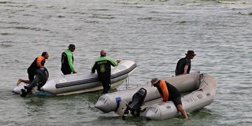 Buzos de la Prefectura Naval y de los Bomberos de Ensenada desplegaron un operativo de rastrillaje.