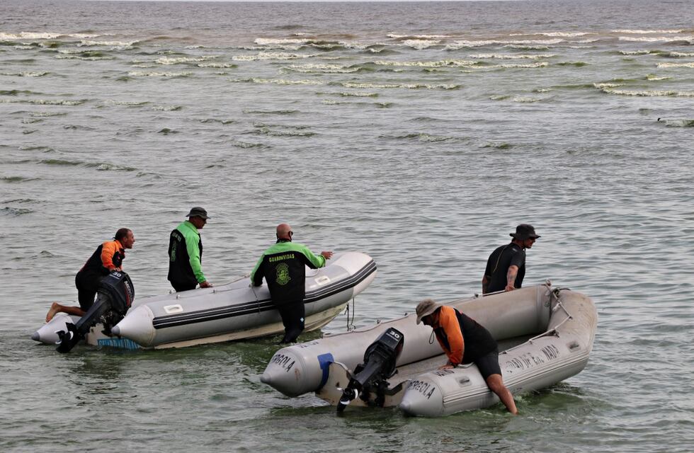 Buscan a un prefecto que desapareció en el Río de la Plata tras darse vuelta su canoa