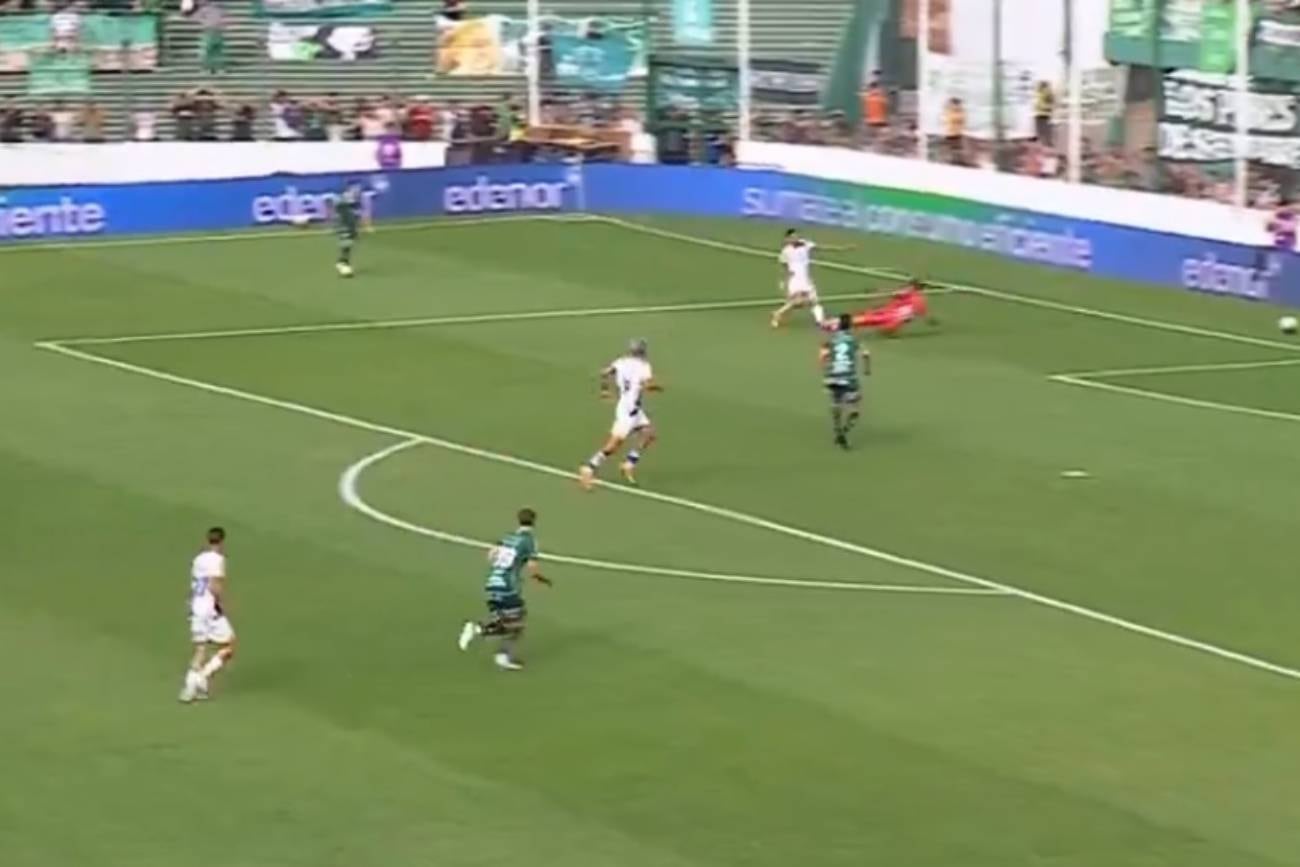 Lucas Acosta intenta quitarle la pelota a Ángel Di María en la jugada que derivó en penal en favor de Rosario Central. (Captura de pantalla)