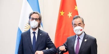 El canciller Santiago Cafiero se reunió con el consejero de Estado y Ministro de Relaciones Exteriores de la República Popular China, Wang Yi, en el marco del encuentro de ministros y ministras de Relaciones Exteriores del G20 en Bali, Indonesia.