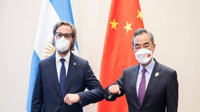 El canciller Santiago Cafiero se reunió con el consejero de Estado y Ministro de Relaciones Exteriores de la República Popular China, Wang Yi, en el marco del encuentro de ministros y ministras de Relaciones Exteriores del G20 en Bali, Indonesia.